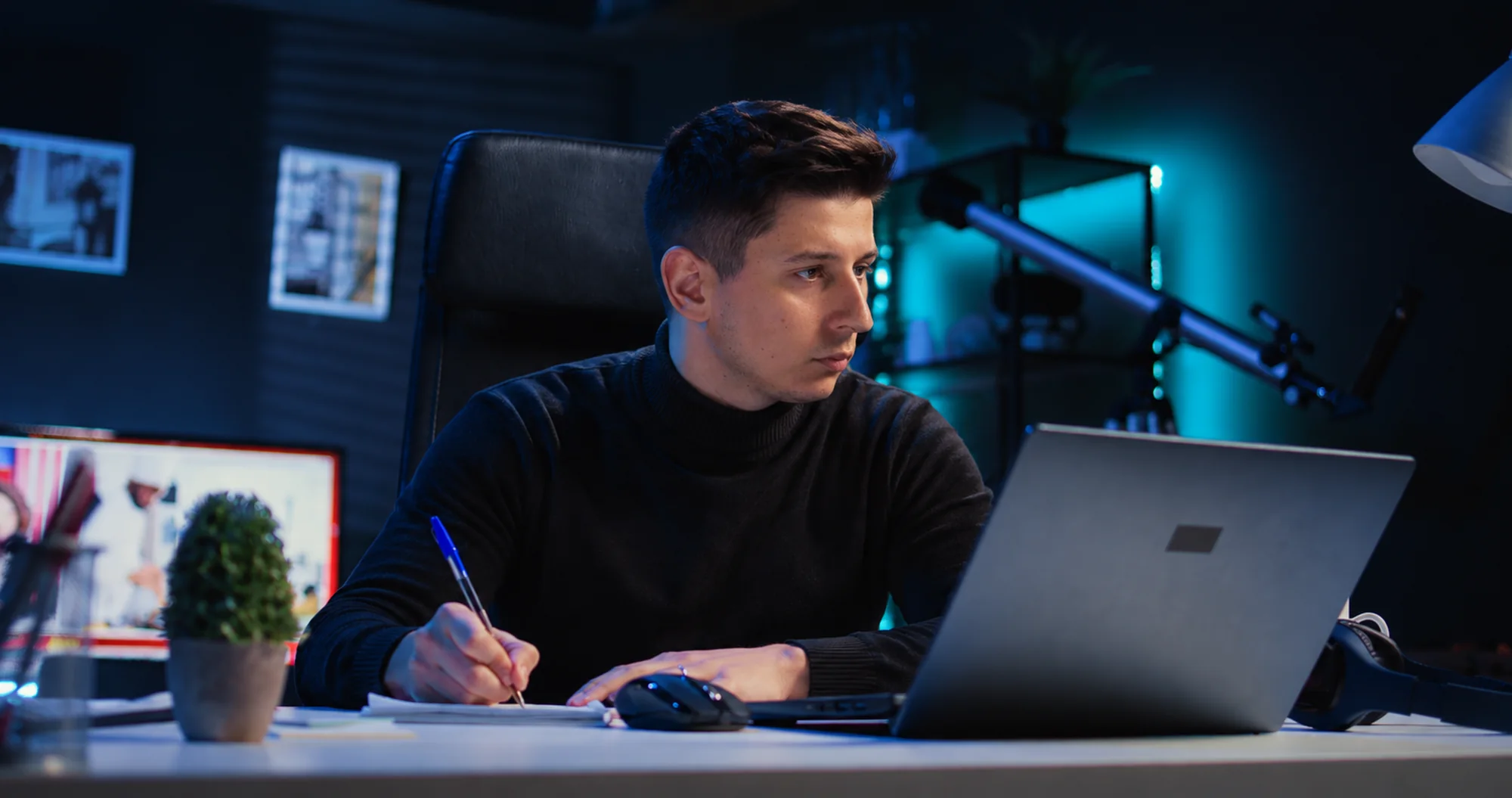 Stribor Marinčić radi za laptopom u studiju